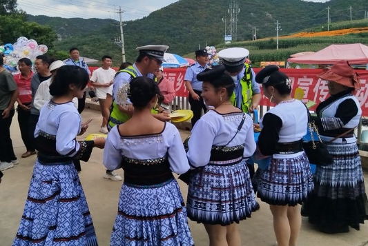 交警大队依托密码龙村“花山节”民俗活动 积极开展民族团结进步宣传